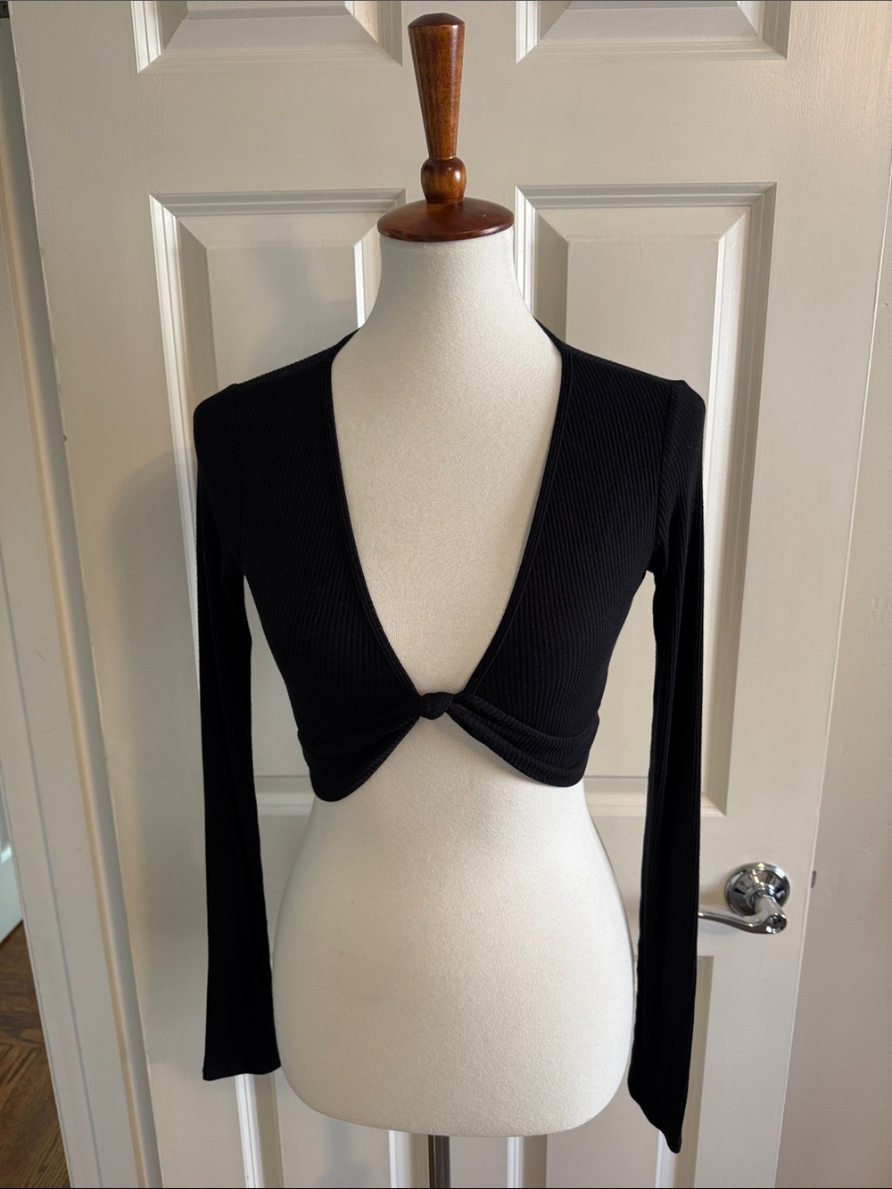 ALO Black Long-Sleeve Knotted Crop Top